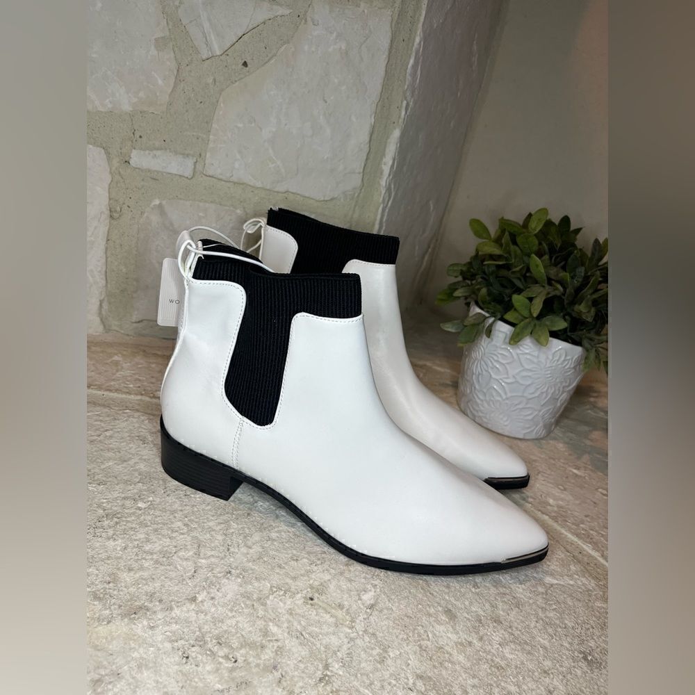 Worthington Brighton White pointed toe booties sz 11